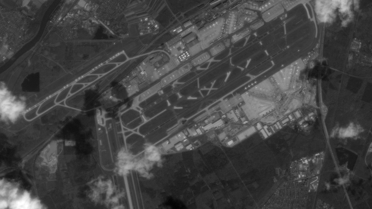 DrTen7's tweet photo. As more flights are being cancelled, the airlines are looking for makeshift parking space. Frankfurt am Main Airport @Airport_FRA acquired by #KazSTSAT with the 3 cm aperture experimental BDL payload. Quite a few planes appear to be parked on runway 07L/25R. https://t.co/J3MYqGK3VT