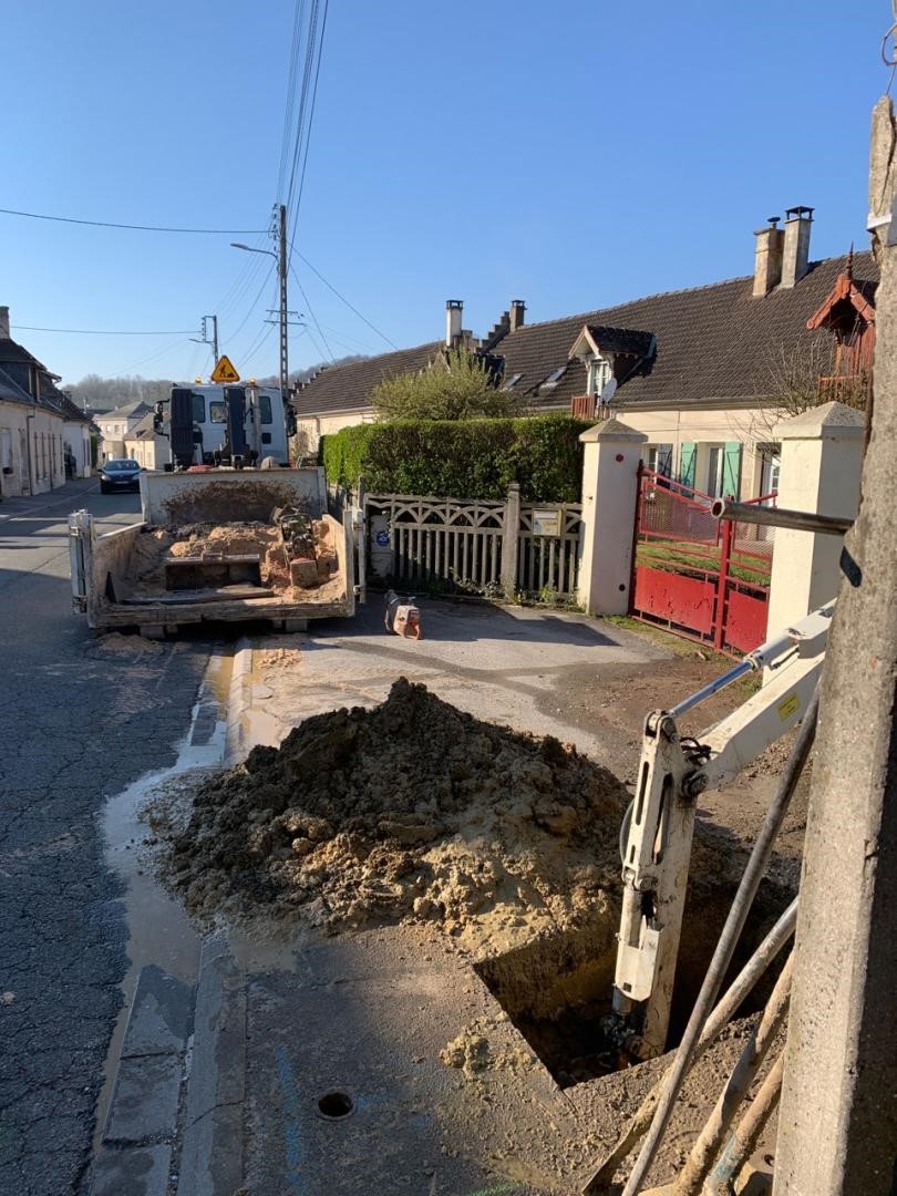 G__Haar's tweet photo. L'activité continue pour le @GroupeSaur  comme ici à Cuise-la-Motte (60) dans les Hauts-de-France avec une grosse réparation de fuite ! Bravo à nos 2 collaborateurs qui ont assuré la continuité de service avec une intervention rapide et efficace ! #herosduquotidien https://t.co/SgB0a9QaWK