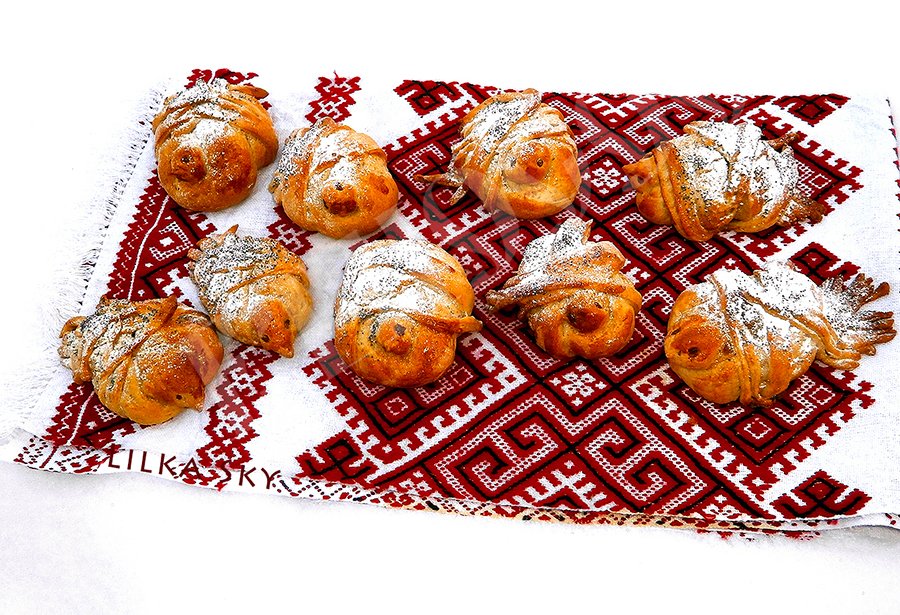 LilkaSky's tweet photo. Ancient Ukrainian traditions: baked skylark birds shaped buns https://t.co/WCUaEQWgH6

#lilkasky #etnocook #ウクライナ #ウクライナ料理 #伝統 #authenticfood #伝統料理 #文化財 #ukrainiancuisine 
#traditionalrecipe #ancienttraditions #料理好き #云雀 #雪 #冬 #川 #刺繍 #традиція https://t.co/iLFsqyutkW