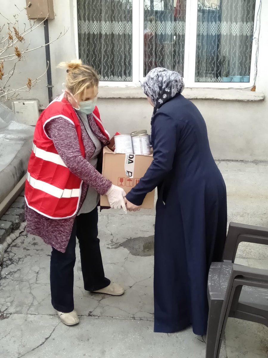 kizilayerzurum's tweet photo. Bu Hilal #bugunler için var 🌙 🇹🇷 65 yaş üstü ve ihtiyaç sahibi vatandaşlarımıza yardımlarını ulaştırmaya devam ediyoruz. @Kizilay https://t.co/CtEs8ETeKA