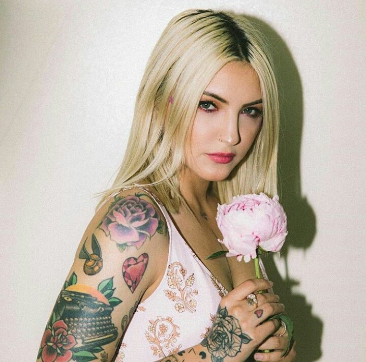 Julia küçükken egitimler yayınlamak için bir youtube sayfası olusturmustu bununla ilgili haberi görmek için kaydırn