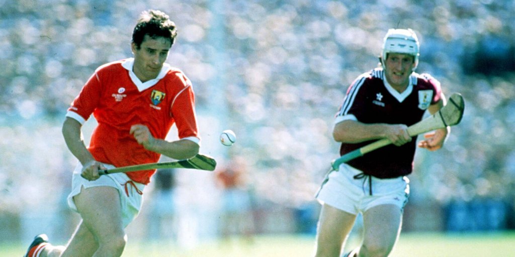 Ba cluiche spleodrach é seo ina bhfacamar muid iomáint den chéad scoth💯 Cork captain Tomás Mulcahy being chased by the late, great Tony Keady in the 1990 All-Ireland Final 📺'All-Ireland Gold' @OfficialCorkGAA V @Galway_GAA ⏰05/04 ag 14:00 ar @TG4TV @TribesmenGAA @ballsdotie