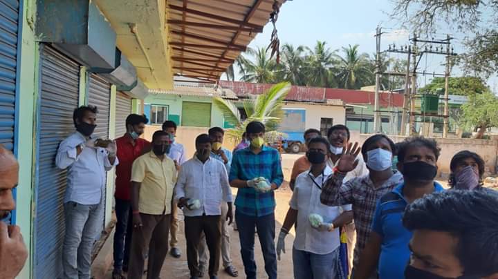 BjpShettar's tweet photo. As a proud citizen of India, I and my team are making sure that no poor and migrant workers go unfed in the Hubli-Dharwad area. Please DM us if any help needed. #COVID2019india https://t.co/SzKBtG5j3W