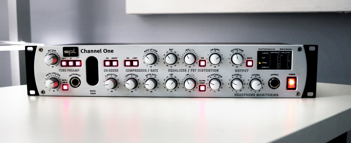 spltweets's tweet photo. โถ๏ธ Tube Preamp โถ๏ธ De-Esser โถ๏ธ Compressor โถ๏ธ EQ โถ๏ธ Fet Distortion ๐ถ The SPL Channel One comes with all tools onboard for recording vocals and instruments in the highest sound quality ๐ https://t.co/Lf2Gqdgtz1
#splChannelOne
#ChannelStrip https://t.co/9fcDS7Yjrz