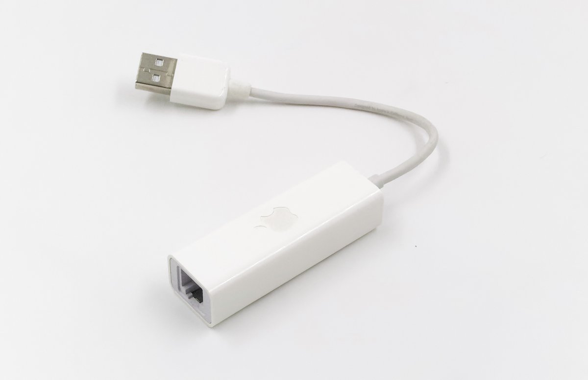 Les années nonante avec quelques modems. Ici, un 56K Apple USB et un modem de PowerBook (quelqu'un connaît sa vitesse ?) qui est agréé "France".