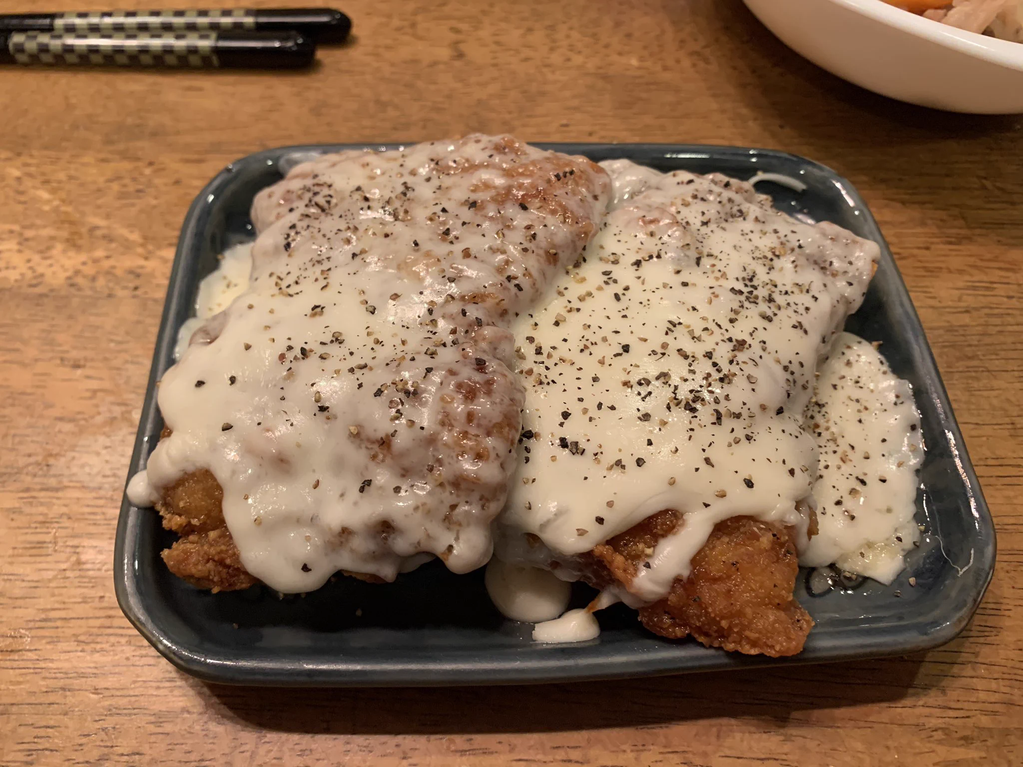ファミチキとさけるチーズを組み合わせると？悪魔の食べ物が産まれるwww