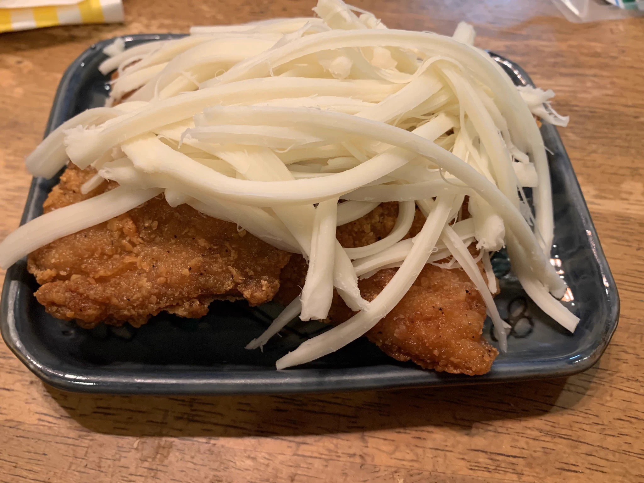 ファミチキとさけるチーズを組み合わせると？悪魔の食べ物が産まれるwww
