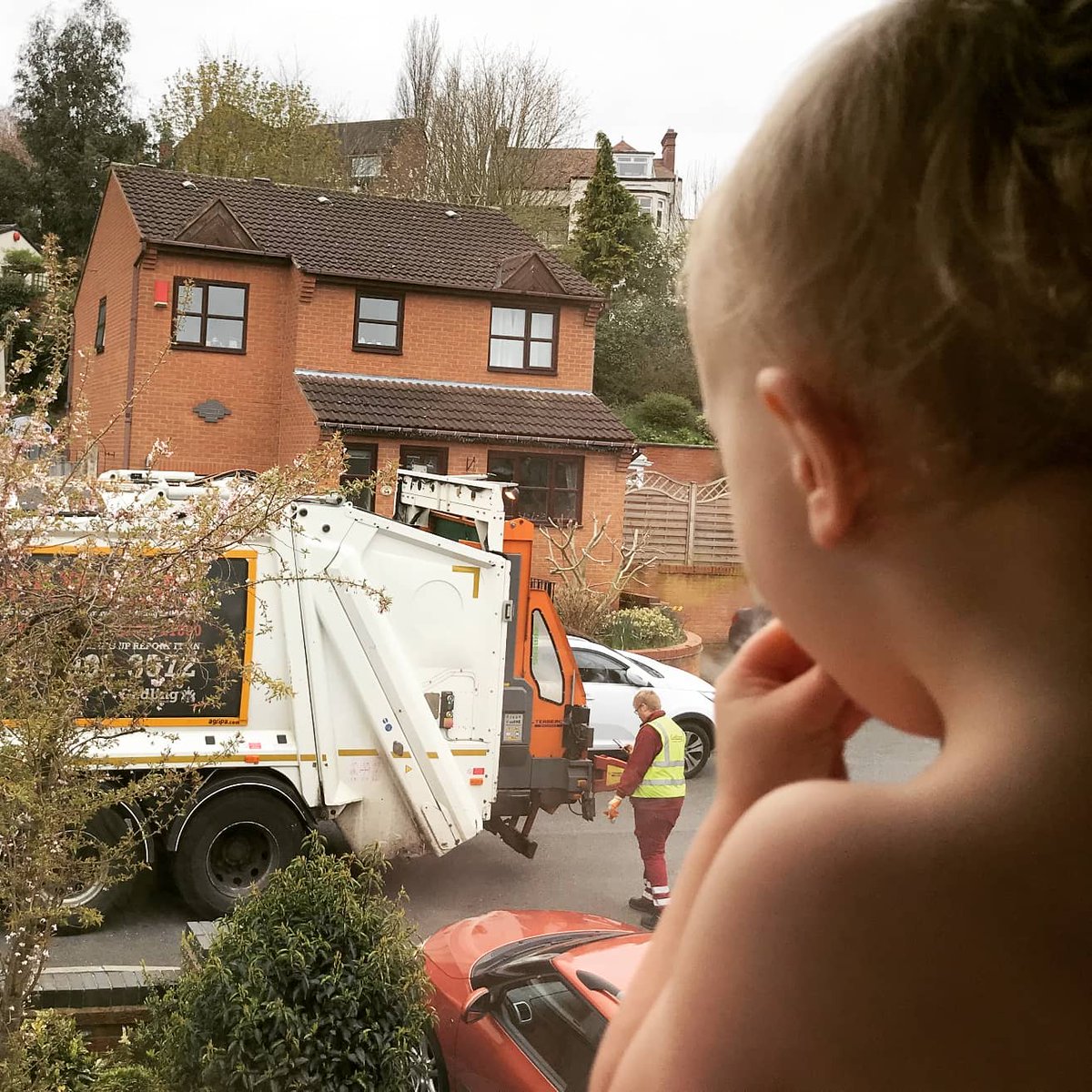 leoniemathers's tweet photo. Today's #dailycute and, let's be honest, this counts as an exciting day in #lockdown! They didn't see Ellis waving from the upstairs bedroom window, but they did see the picture he drew them and they stuck it on the bin lorry! β€οΈ #EJMO #daythirteen #keyworkers #cantstayhome https://t.co/pDBvoUbqi8