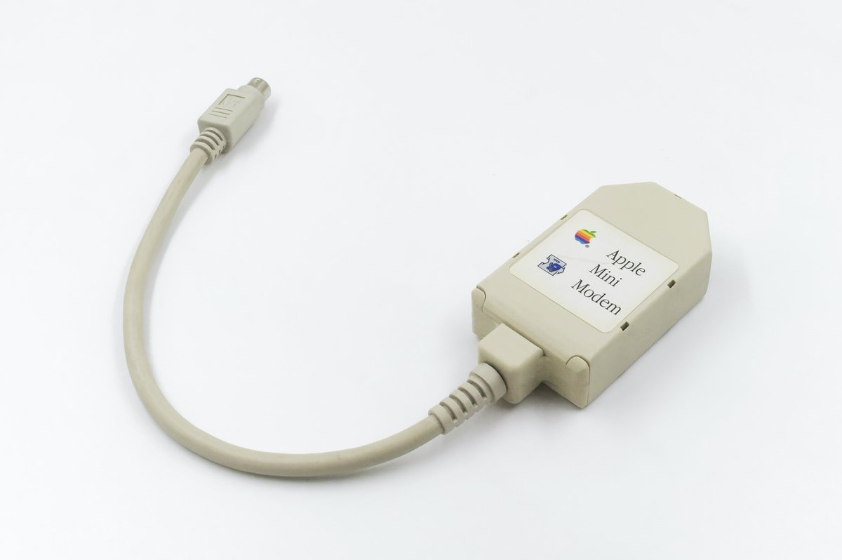 Plus original, l& #39;AppleMiniModem français. C& #39;est un modem se connecter au Minitel, et c& #39;est (presque) le plus lent que je possède : 1 200 bauds dans un sens, 75 dans l& #39;autre (réversible). Comme le Minitel. La boîte ne ressemble pas à une boîte de VHS... *c& #39;est* une boîte de VHS.