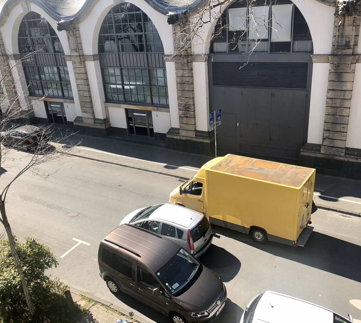 VanMartensen's tweet photo. @DHLPaket viel zu tun hin oder her: die 5 meter zum bordstein hätte der fahrer auch geschafft. Aber nein, er stellt das fahrzeug mitten auf der Strasse ab und verteilt 5 min lang die pakete. Auch für DHL gelten normale verkehrsregeln. #keinrespekt #ichbinDHL https://t.co/PPHgoArwhw