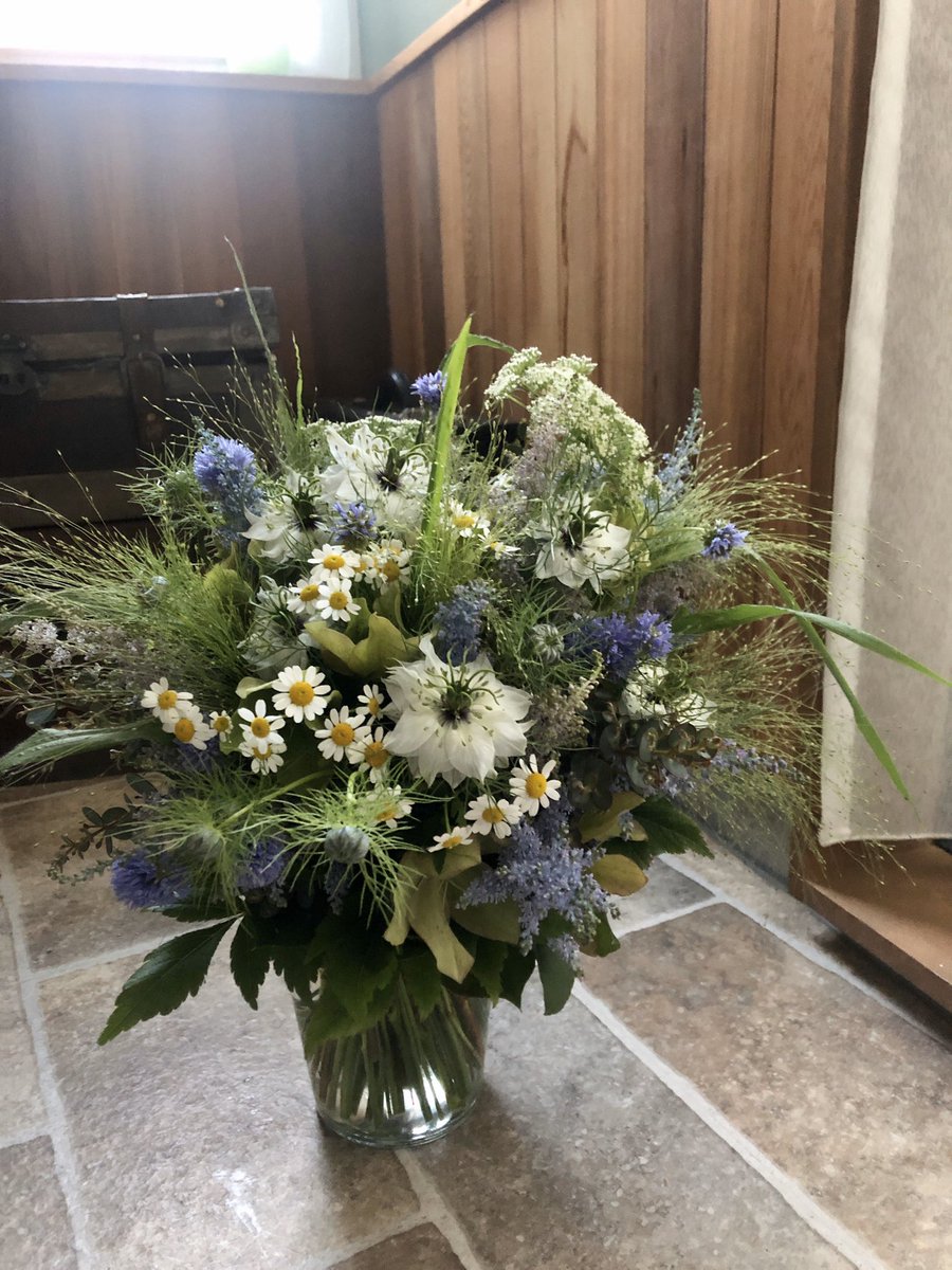 Atelier Lianamana 横浜の花屋ウェディングブーケとフラワーギフト専門 空気感いっぱい最近の流行り スタイルのシャンペトルブーケ 主役をひとつに定めない花合わせです 小花とグリーンをナチュラルに花たちが纏う空気も一緒に束ねました Info