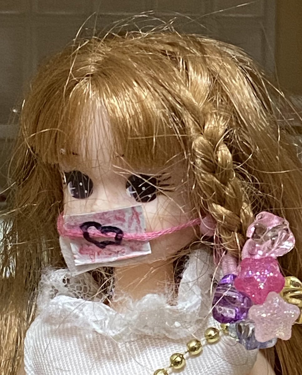 山本みつ湖 Twitter પર 長女がリカちゃんにマスクをつくってつけてあげていた ひもは刺繍糸 リカちゃんのイヤリングに糸端をぐるっと巻きつけて装着させるとのこと かわいい替えもあり衛生的