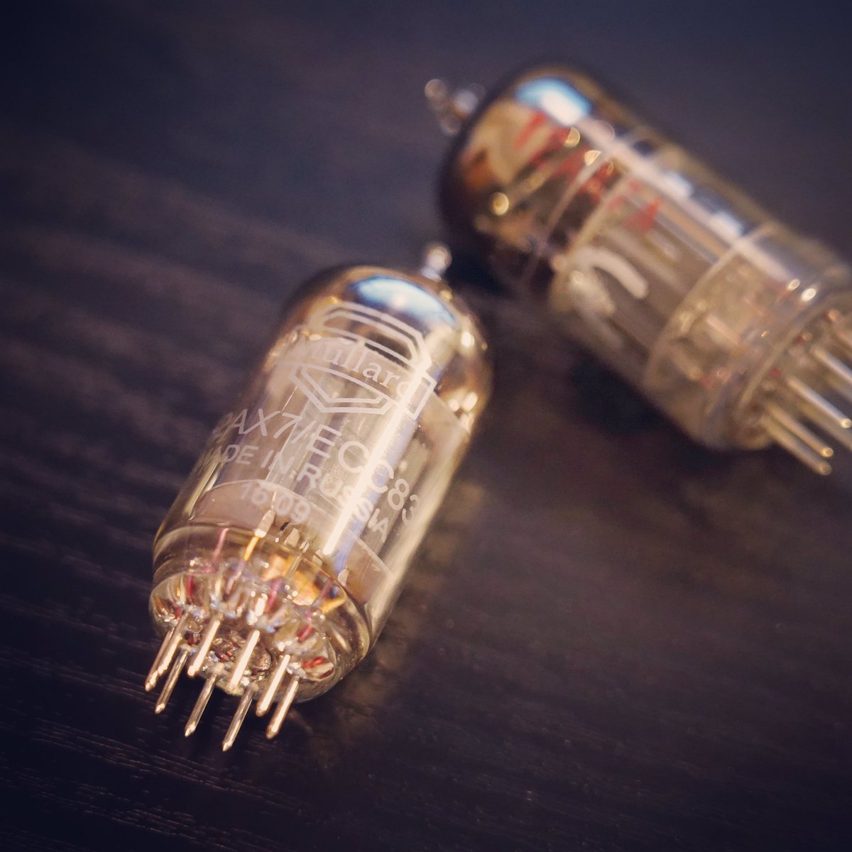 LizzyBackdo's tweet image. 真空管を撮ってみました。
奥の12AX7Aは頂いたものなのですが、他のメーカー品よりMarshall感の強い印象の音がしていました。
Musicmanから抜き取ったらしいです。
#真空管
#12AX7