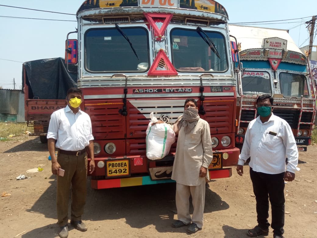 Paragsat's tweet photo. Supporting those in need, is of critical importance in these times. Proud of my team @BridgestoneInd for helping the stranded truckers with food supplies and sanitation kits as they remain confined to their vehicles due to lockdown. #OurWayToServe #WeAreBridgestone https://t.co/Jw5wHdwsm3