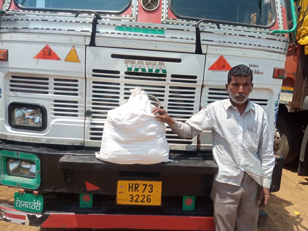 Paragsat's tweet photo. Supporting those in need, is of critical importance in these times. Proud of my team @BridgestoneInd for helping the stranded truckers with food supplies and sanitation kits as they remain confined to their vehicles due to lockdown. #OurWayToServe #WeAreBridgestone https://t.co/Jw5wHdwsm3