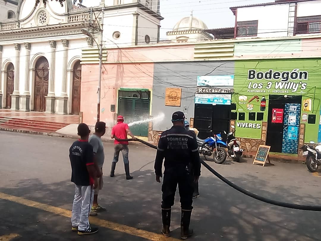 OficiPsuv's tweet photo. Michelena será una sola actividad de protección por todos los hombres y mujeres dedicados a la lucha contra el Covid-19  así lo dijo el alcalde revolucionario @PSUVElyPernia  en el marco del inicio de la desinfección y lavado de los sitios de mayor influencia de transeúntes. https://t.co/uGMy4DTnvB