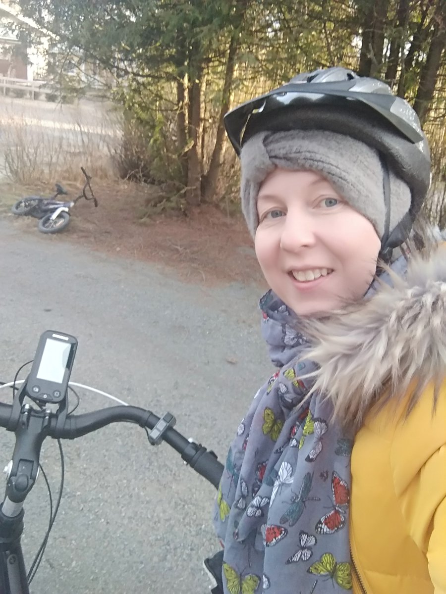 valpastin's tweet photo. #Sähköpyörä'kokeilija Anne Maré @KantaHameenSHP rentoutuu sähköpyörälenkeillä myös vapaa-ajallaan. "Aurinko paistoi ja ajatus tuulettui kunnolla vallalla olevista korona-ahdistusajatuksista pitkäksi aikaa." #tervettämenoa #uusityömatka
https://t.co/0fJgQrgQJ4 https://t.co/iUtsDhLNpB