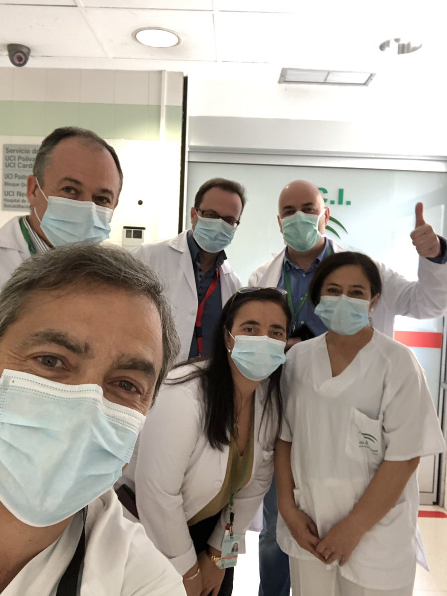 jmpv68's tweet photo. Nuestro equipo directivo del @hospital_hvn de #Granada han acompañado esta mañana a los profesionales de la #UCI  #UCIprofesionalesquecuidamos https://t.co/s4CMgbsPyl