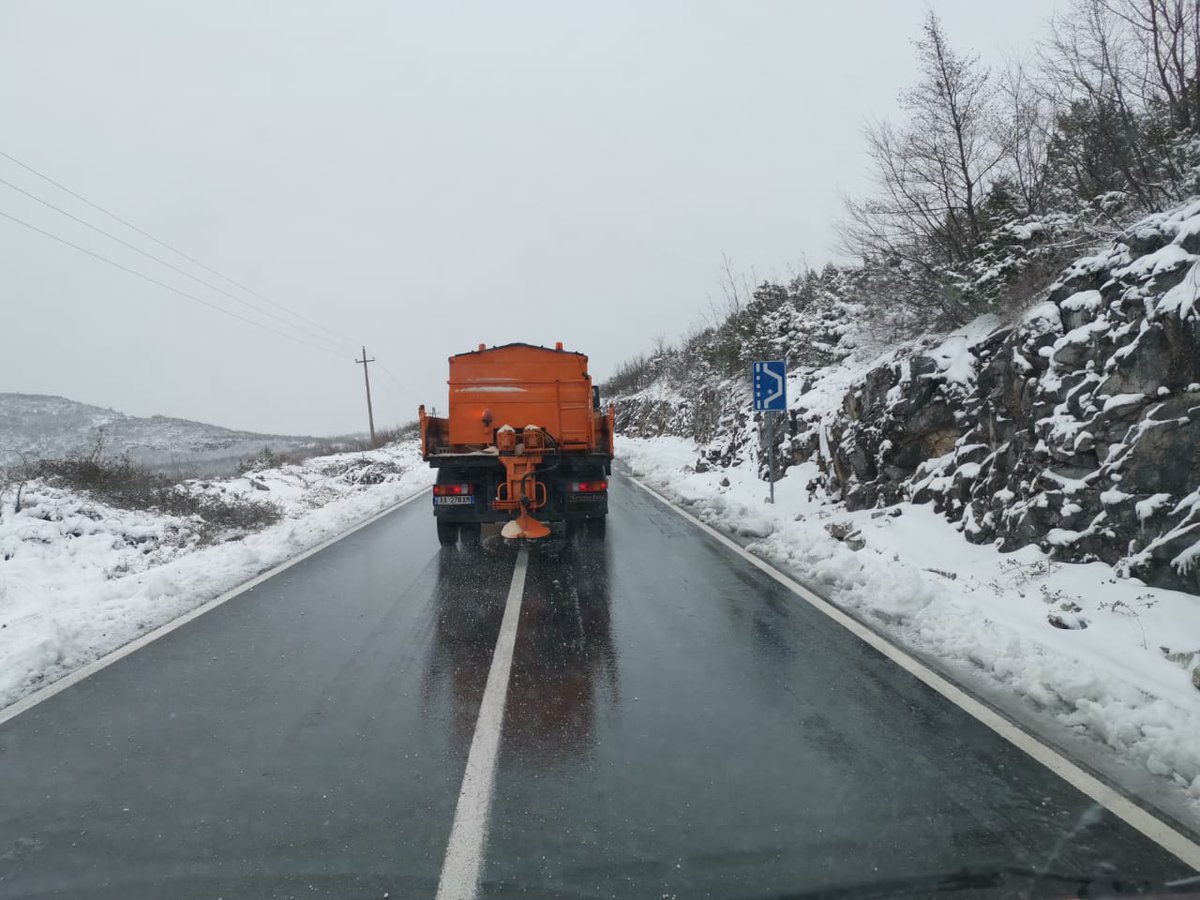 EnergjiaGovAL's tweet photo. @belindaballuku
• • • • • •
Moti i ❄keq ka përfshirë gjithë vendin. Skuadrat e #ARRSH ndodhen në terren për të mbajtur të gjitha akset funksionale. Informacion të përditësuar do të gjeni në faqen e @autoritetirrugor https://t.co/pXxksvEmtC