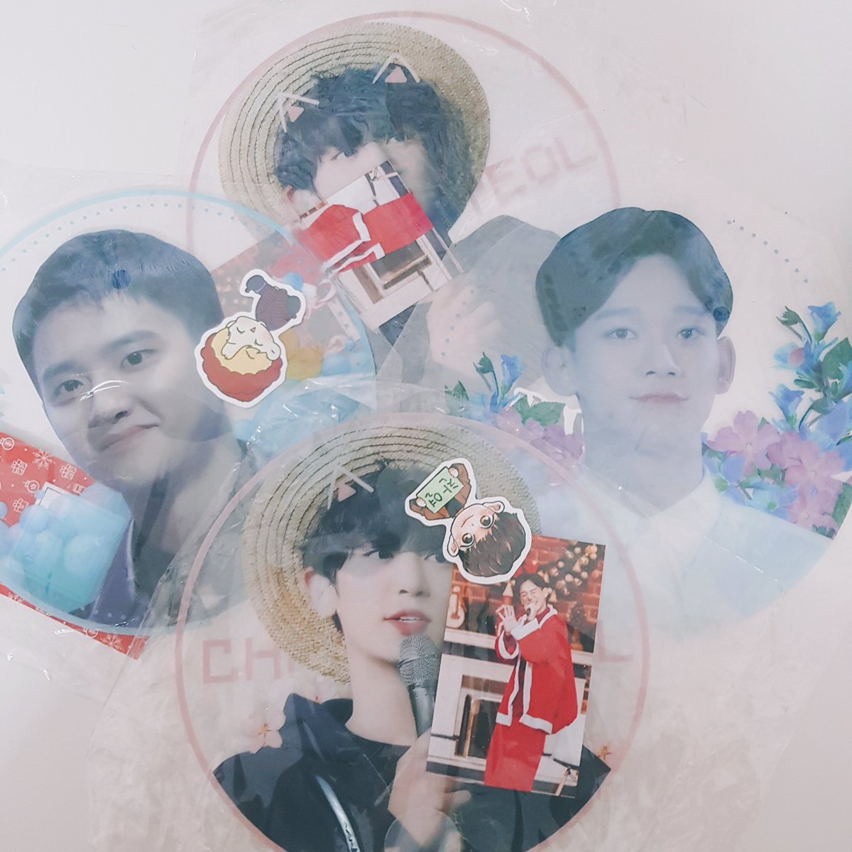 rac_alisson's tweet photo. 🌸SPRING CLEARANCE &amp; GIVEAWAY🌸
🌺Members handfan - RM10/ea <4 qty>
🌺SFY enanel pin - RM10/ea <last> 
🌱Prices above are included postage https://t.co/oU4pY84UBl
