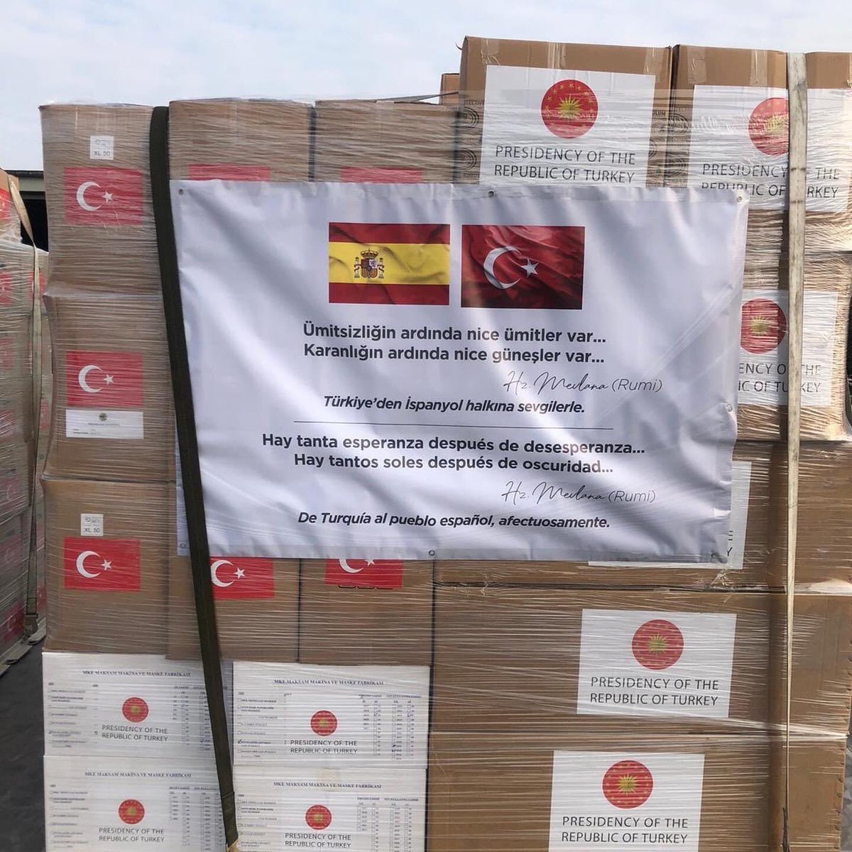 Tahsinyildiz24's tweet photo. Türkiye, ecdadının izinde güçlü devlet olmanın haklı gururunu yaşıyor.
Çökmüş Avrupa birliğine yardım gönderen, herkes İMF’nin kapısında yatarken İMF’ye muhtaç olmayan bir devletimiz var hamdolsun.💪🏼🇹🇷 https://t.co/8iTDkvWELh