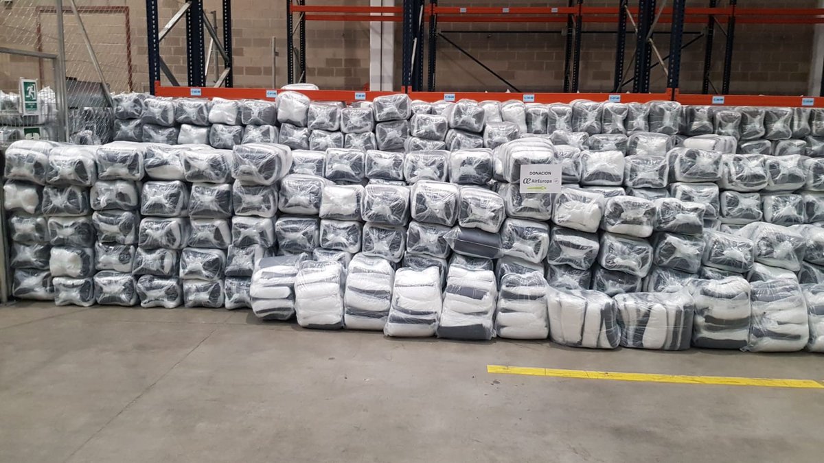 AirEuropa's tweet photo. Los pequeños gestos son los que suman grandes logros. Por eso hemos querido contribuir en esta situación tan excepcional donando una partida de almohadas y edredones al hospital de campaña de 
@feriademadrid en colaboración con Avin Centro Especial de Empleo. 😍 https://t.co/UuGEZWCPPs