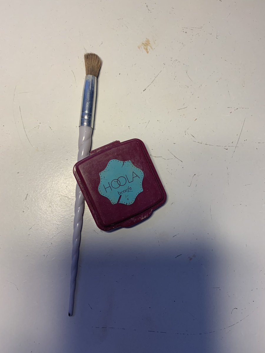 lucywallerr1's tweet photo. Following @NewentDramaβs tag for the @SSF_UK #RelayShakespeare challenge !
Here we have a makeup brush and bronzer representing a school boy with his satchel , βthen the whining school boy, with his satchelβ
I nominate @Felicit11372120 !! https://t.co/I990r6u022