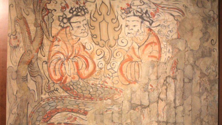 Connecting the guardians and beasts on the two walls of entrance corridor are two further figures, commonly identified as the cosmogonic deities of Fu Xi and Nü Wa. 6/9