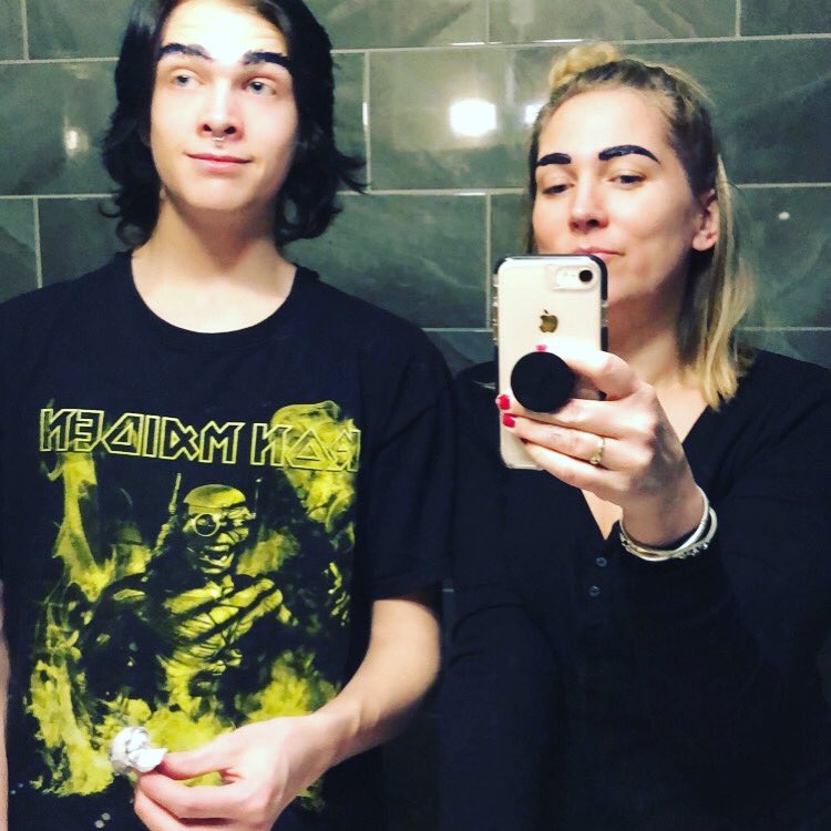 passe_rt's tweet photo. Som mor som sønn, emo-ish 🖤Bare å glede seg til sang og musikk, og et par røverhistorier da💛 Ny episode nuh 
https://t.co/HhA8EdT5FP https://t.co/WHF3wczosL