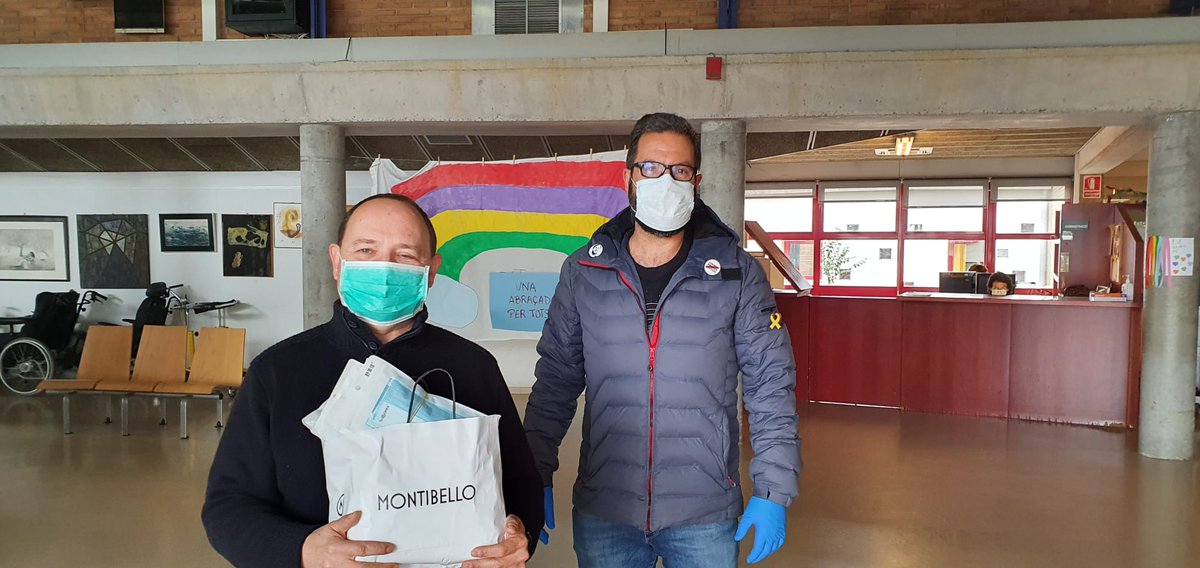 governlaroca's tweet photo. L'alcalde Albert Gil ha fet entrega en nom de l'Ajuntament de 200 mascaretes a la Fundació Vallès Oriental i 60 a la residència Sant Jordi. Gràcies per la vostra tasca, ens en sortirem! 💪 https://t.co/42BgbFsN28