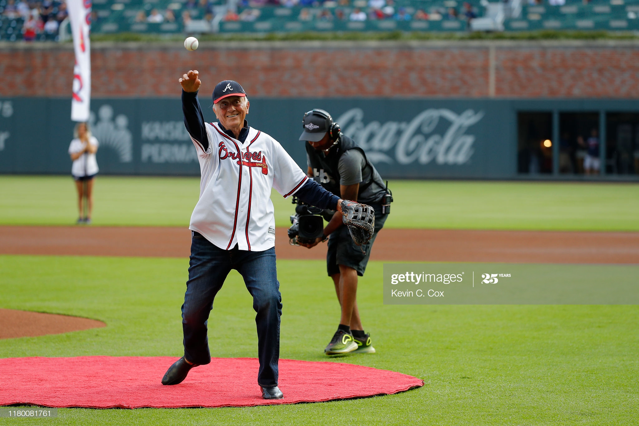 Happy 81st birthday to Phil Niekro. Here he is throwing his final pitch in the Majors for the Atlanta Braves 