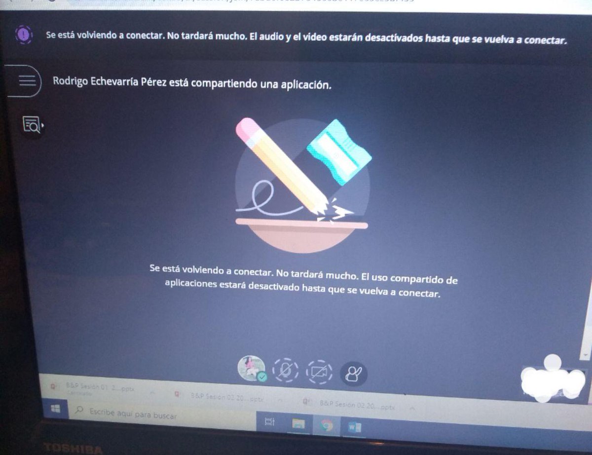 mishamishaXD's tweet photo. #UPCEscucha #YoMeQuedoEnCasa #CuarentenaPeru @Mineduc @MineduPeru @SuneduPeru @IndecopiOficial 
La clases de calidad de resumen en fallas de conexión por parte de los alumnos y los profesores. No es juesto que paguemos lo mismo https://t.co/GN6sgh28L8