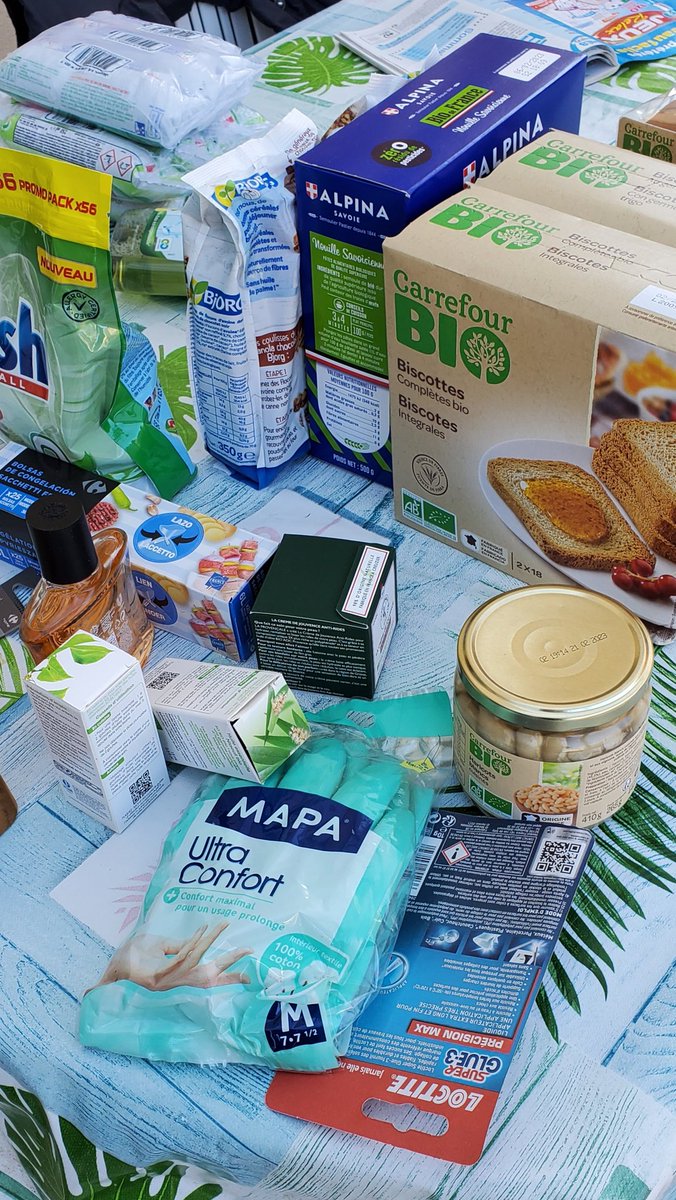 fqpeh's tweet photo. #ConfinementJour16 #LesCourses
Malheureusement, ma mère avait déjà préparé de l'eau de #javel pour nettoyer les produits ramenés du magasin... Sauf que j'avais oublié que j'étais allergique et que je me suis collé au #nettoyage ! Le #savon il n'y a rien de mieux pour moi ! 😅 https://t.co/qHwYZxxwwl