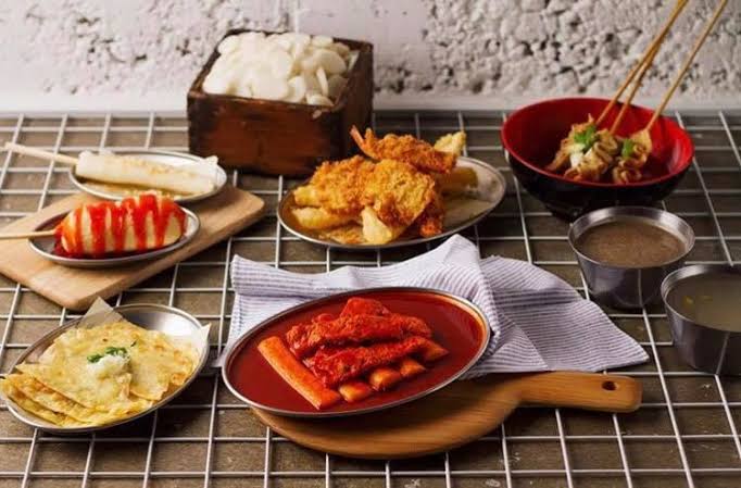 ร้าน로라 방앗간(Rora's mill)ที่แจฮยอนทาน ขายอาหารจำพวกที่ทำมาจากแป้ง(분식)ค่ะ ต็อกบกกี ทวีคิม ซุนเดไรงี้ เหมือนร้านสคูลฟู้ดที่หลายคนน่าจะคุ้นๆกันดี

ส่วนJilhal Brosที่แทอิลทาน ขอขายเป็นพิเศษในทวิตต่อไป เพราะร้านโปรดเราอีกหนึ่งร้าน กินตั้งแต่มันมี2สาขา ตอนนี้น่าจะ6สาขาแล้ว ;-;