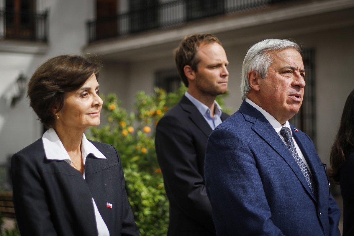 pdhernandezf's tweet photo. Tenemos un equipo de Salud de lujo. De verdad creo que estas personas salvarán muchas vidas y de hecho, ya lo están haciendo. Dios les de mucha sabiduría y salud para que nos puedan llevar por la senda de la vida. Somos millones que estamos en sus manos y confío en ellos. 🙌🏼🇨🇱 https://t.co/iCAX0Nx7vW