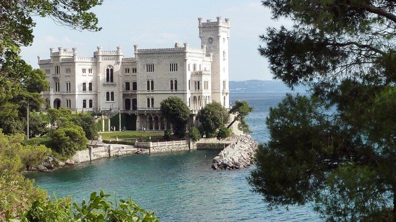 BCConsolidator's tweet photo. The top five most beautiful castles in #Europe: https://t.co/SBzwpToYkH #travel #traveller #castles #architecture #travelblog https://t.co/iumSECKAuz