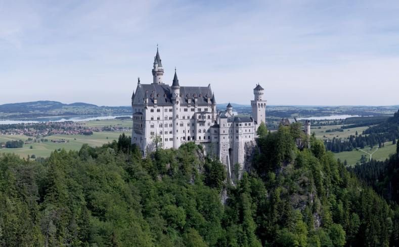 BCConsolidator's tweet photo. The top five most beautiful castles in #Europe: https://t.co/SBzwpToYkH #travel #traveller #castles #architecture #travelblog https://t.co/iumSECKAuz