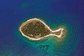 StudentTrophy's tweet photo. 🏝️This island  can only be visited 1 day / year: today!  🇨🇵 Cette ile ne peut se visiter qu'1 jour / an : aujourd hui. Non on ne se fish pas de vous ! #AprilFoolsDay #poissondavril #1avril https://t.co/MGRmgaSO5w