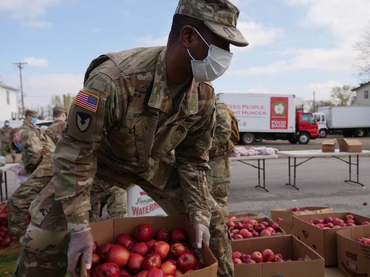 USNationalGuard's tweet photo. Today, more than 17,250 National Guard members in all 54 states, territories and the District of Columbia continue to work with local, state and federal partners to battle COVID-19.  Photos: https://t.co/lvGkujj1PN https://t.co/lpxvp1egLO