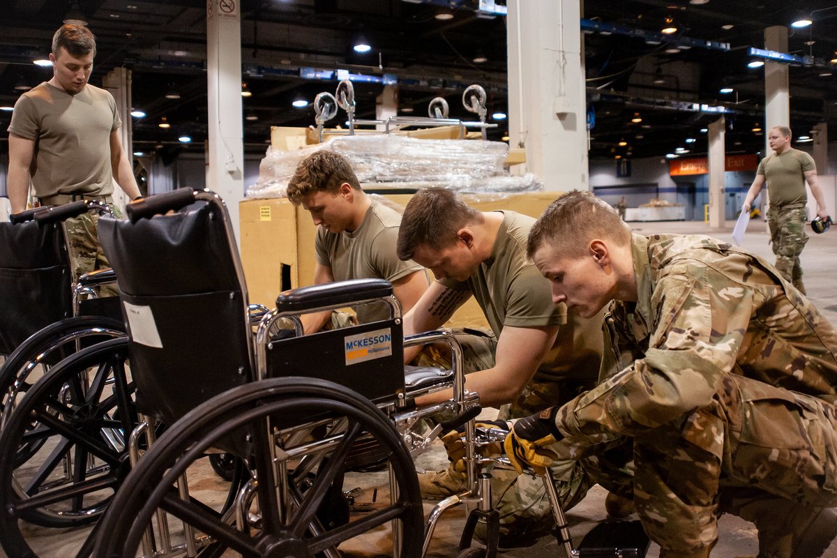 USNationalGuard's tweet photo. Today, more than 17,250 National Guard members in all 54 states, territories and the District of Columbia continue to work with local, state and federal partners to battle COVID-19.  Photos: https://t.co/lvGkujj1PN https://t.co/lpxvp1egLO