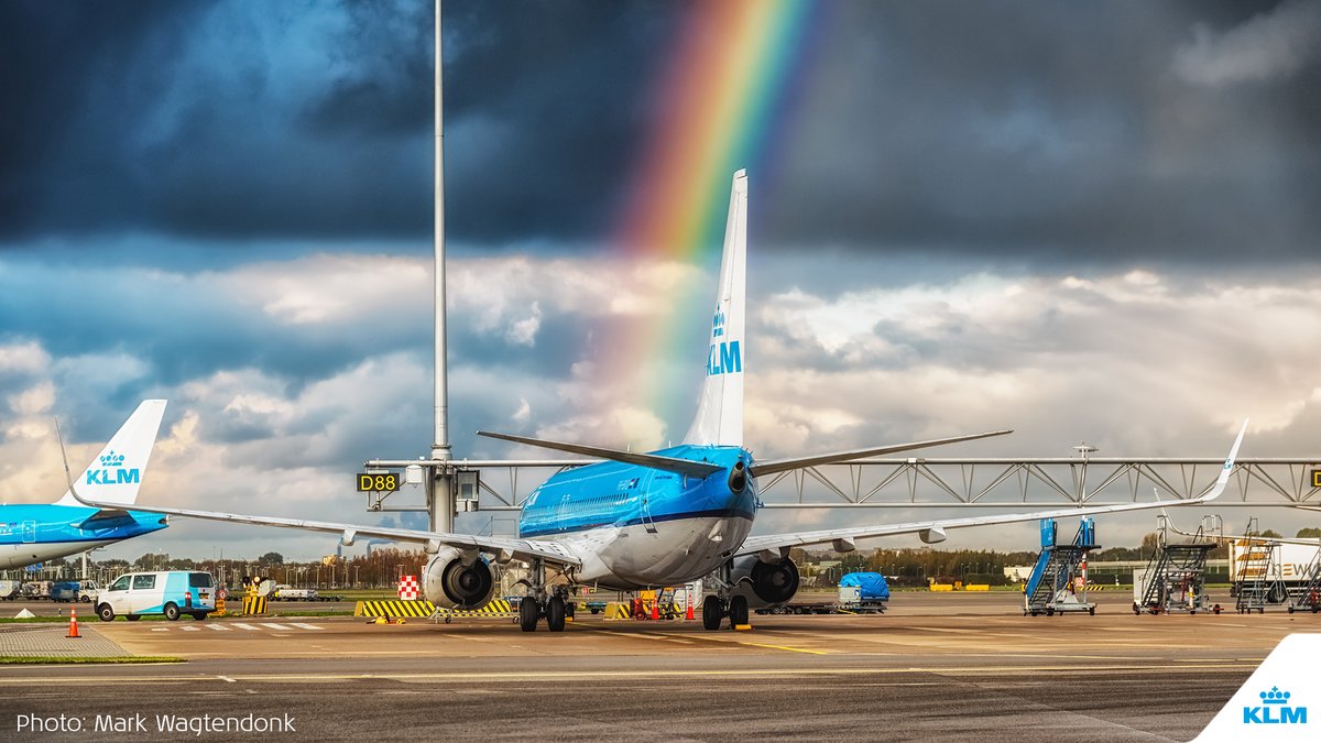 KLM's tweet photo. Somewhere over the rainbow, bluebirds fly... 🎶🌈 #KLM #andràtuttobene https://t.co/xeR0EXLJol