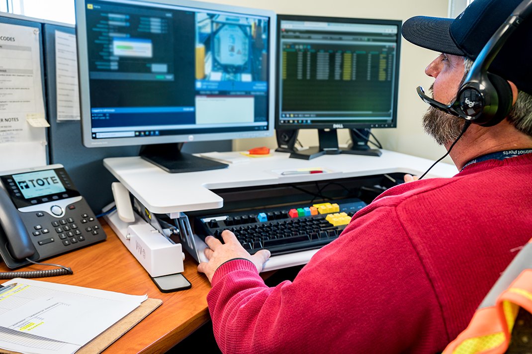 PatriotRail's tweet photo. Details matter. As truck drivers bring cargo into our ports, @TOTE_Maritime depends on us to capture accurate information. Team members like Chuck Sapp are an essential part of the in/out process. @JAXPORT
#PatriotRailandPorts #terminaloperator #vessel #cargoship https://t.co/fy2rzDnZ8f