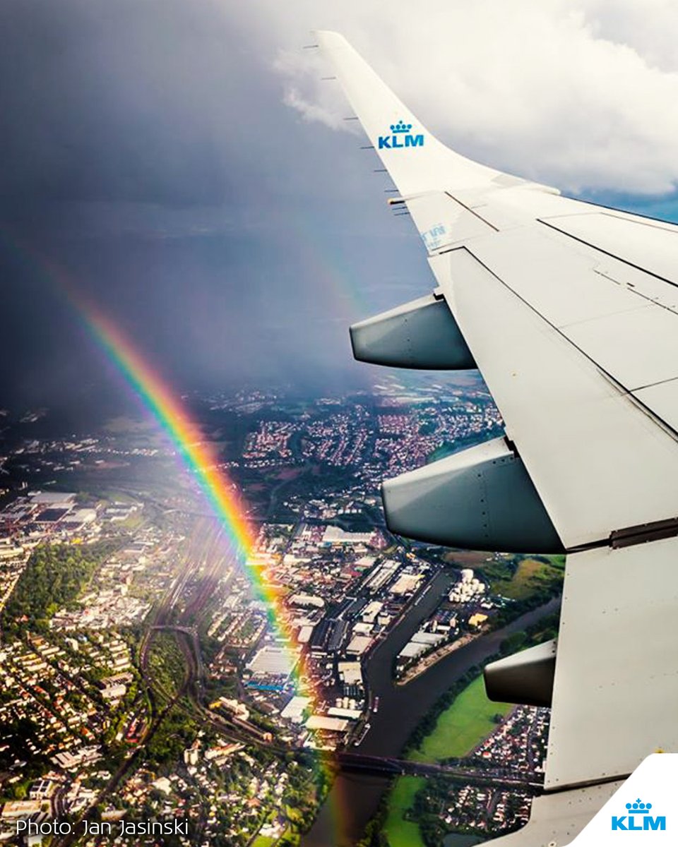 KLM's tweet photo. Somewhere over the rainbow, bluebirds fly... 🎶🌈 #KLM #andràtuttobene https://t.co/xeR0EXLJol