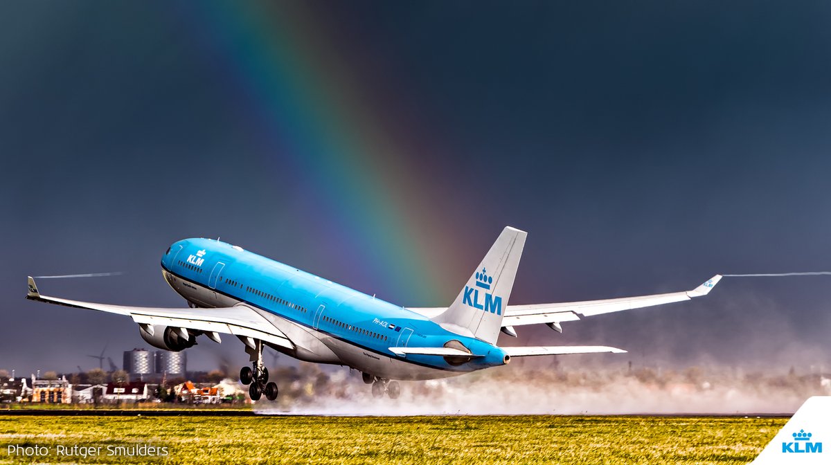 KLM's tweet photo. Somewhere over the rainbow, bluebirds fly... 🎶🌈 #KLM #andràtuttobene https://t.co/xeR0EXLJol