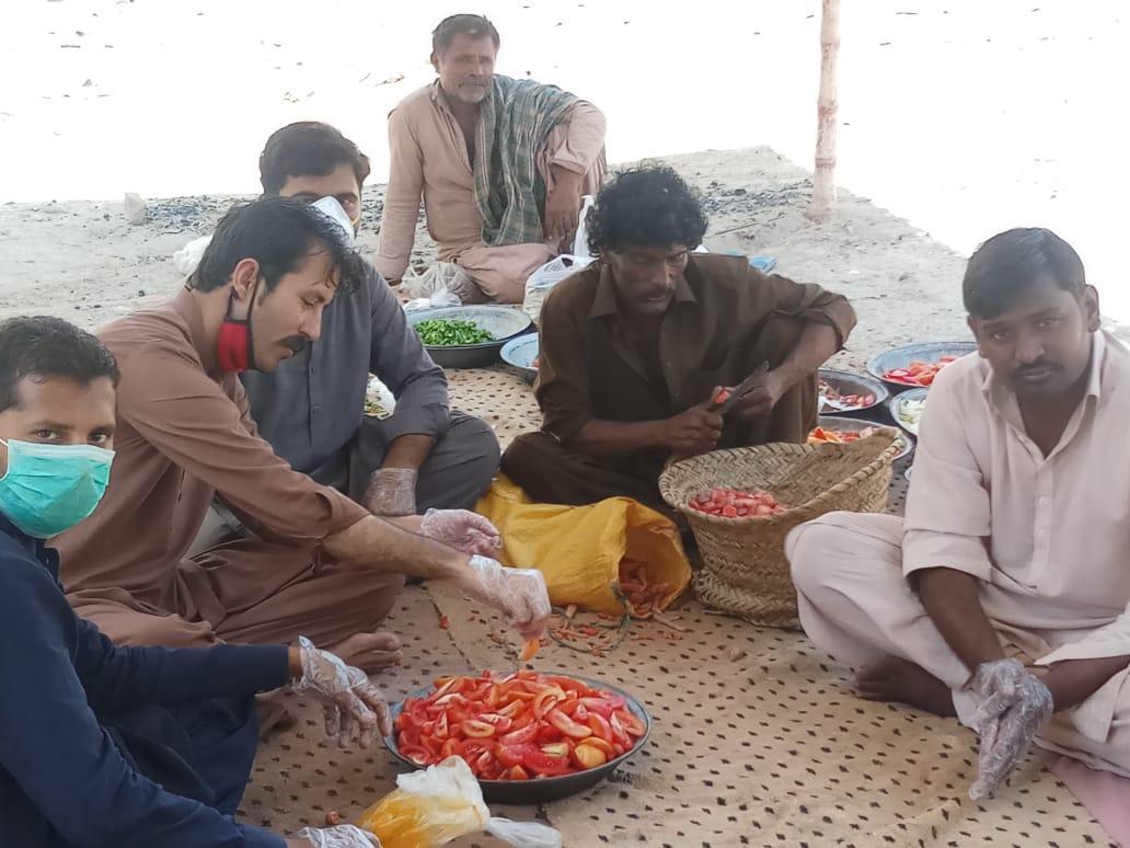 Ashrafkhokhar18's tweet image. پ پ پ MPA ارباب لطف اللہ کے طرف سے مسلسل لاک ڈائون کے سبب آج #9day بھی امدادی سرگرمياں مٹھی ڈیپلو اسلامکوٹ چھاچھرو کلوئی مین جاری رہی ارباب لطف پوری ملک مین واحد MPA ہے جو اپنے خرچ پر عوام کی مدد کر رہا ہے
@arbab_lutfullah @BBhuttoZardari @MuradAliShahPPP 
#CoronaTigerForce