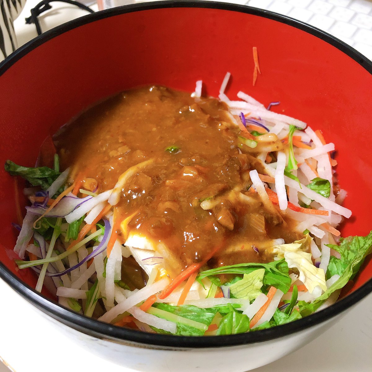 The 晩飯 カット野菜 豆腐 サラダチキンにジャージャー麺の素をぶっかけてチン ブリデありがとォ のイラスト