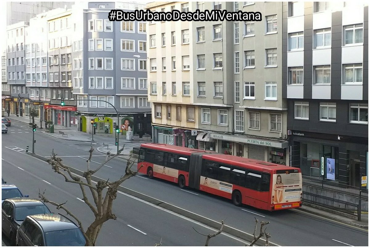 BlogBusurbano's tweet image. Seguimos animándoos a que nos enviéis fotos desde vuestra perspectiva de confinamiento!
#BusUrbanoDesdeMiVentana nos trae al #Bus344 articulado, operando en la #Lín20, Rda. de Outeiro arriba.
Recordad:
Líneas al #CHUAC 12, 12-A, 17, 20 y 22 disponen de más servicio que las demás.