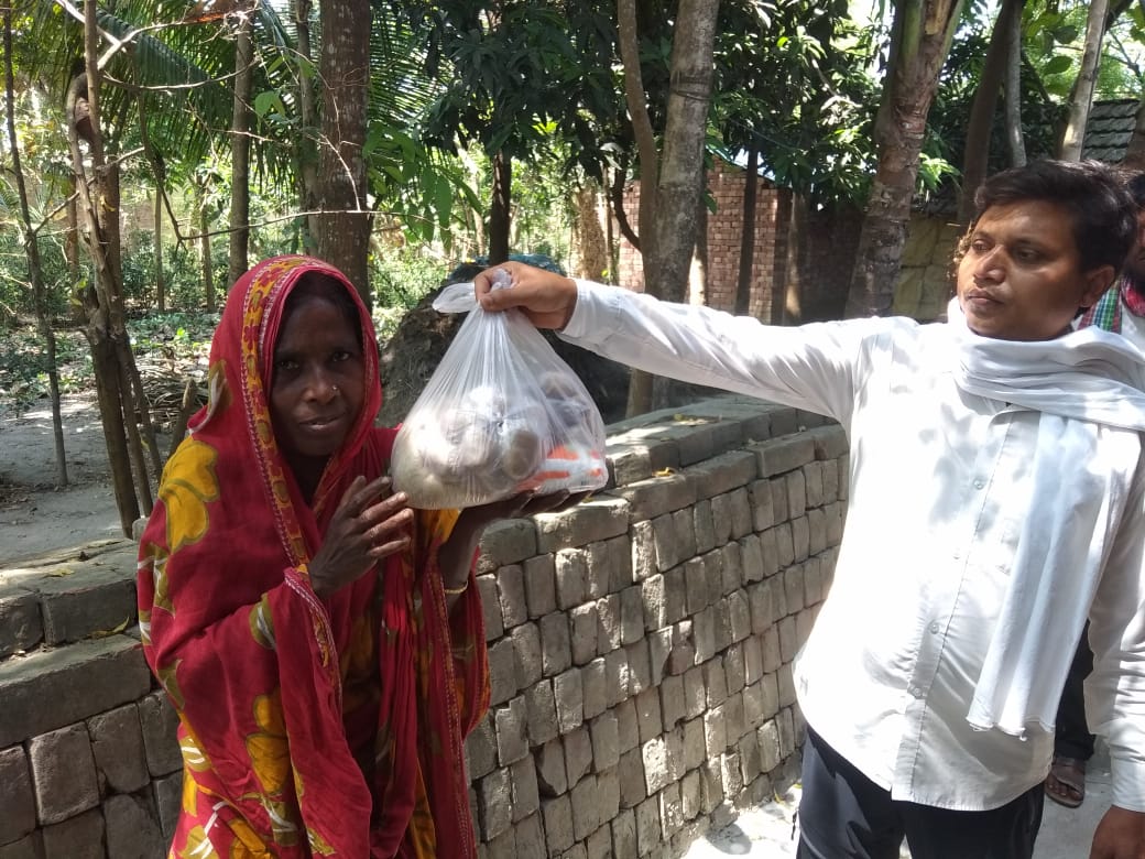 IYCWestBengal's tweet photo. Under the leadership of Youth Congress activist Manjil SRK, #Juranpur Youth Congress Commuttee distributed food materials to the needy persons, who cannot afford such material during Corona Virus outbreak.
#MeriZimmedari https://t.co/eF3B4w26BN