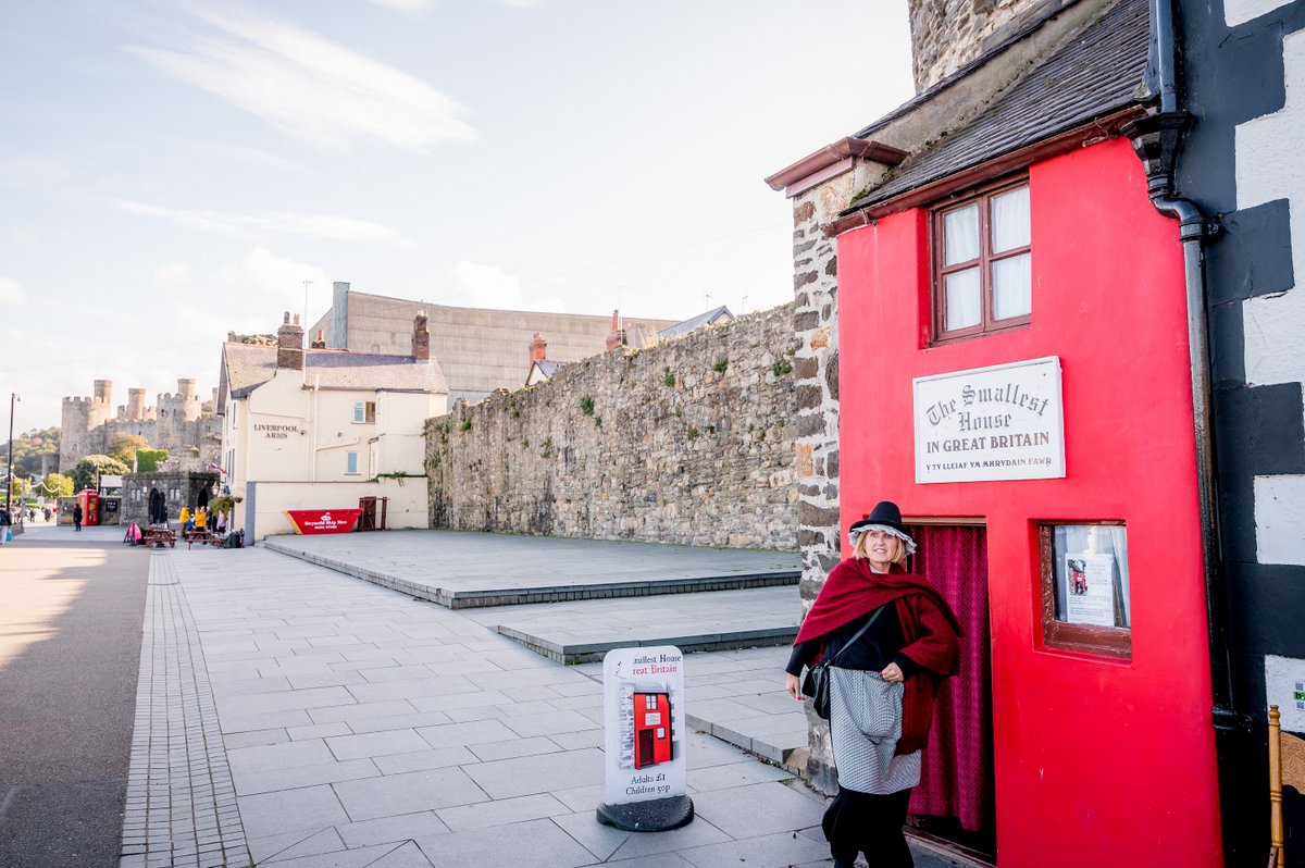 Have you got fond memories of Conwy County? This image reminds a visitor from Merseyside of a trip to Conwy with friends. They went for a long walk and enjoyed a picnic in the fresh sea air before indulging in an ice cream outside the Smallest House in Wales #AtHomeWithConwy