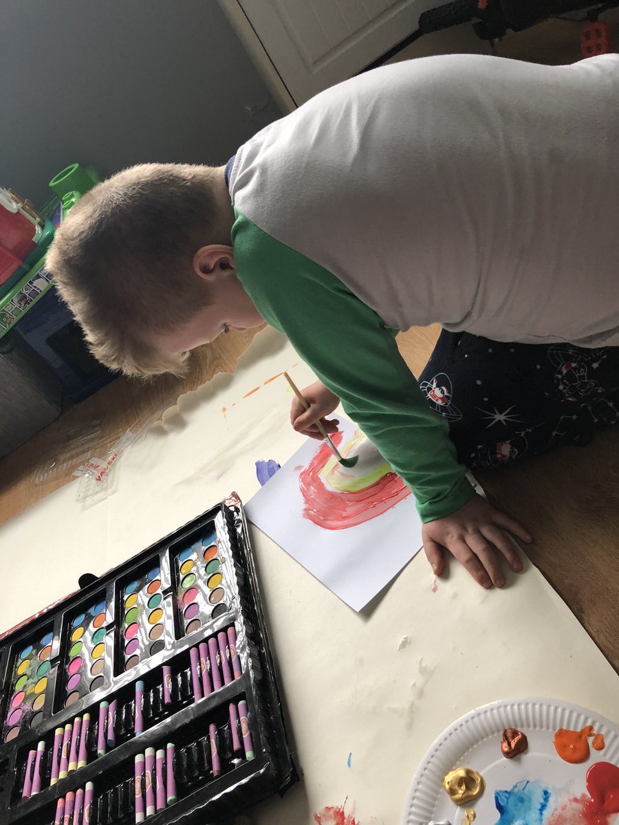 FilesAnna's tweet image. Ellis wanted to do some art this morning 🌈  @StPaulCross67